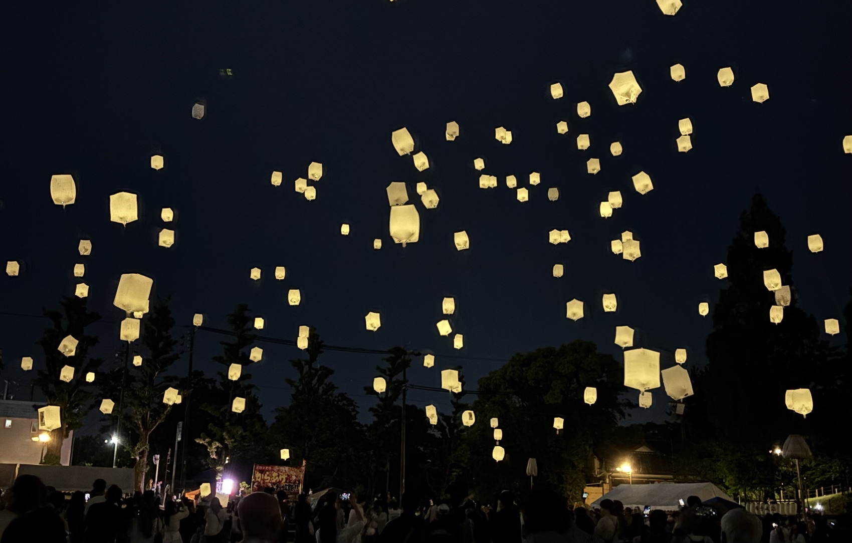 夜空いっぱいに舞うスカイランタン
